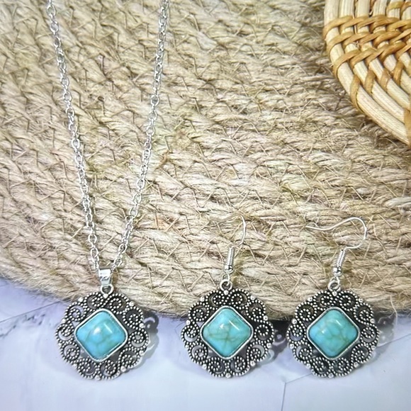 🍒5/$25🍒 Only 2 sets remaining ❤️Turquoise and Silver Necklace with Earrings 🔥 - Picture 2 of 6